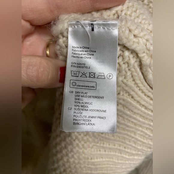 H&M Cream Color Sweater Womens Size S Pit2pit=21” Shoulder2hem=22” - Picture 6 of 8